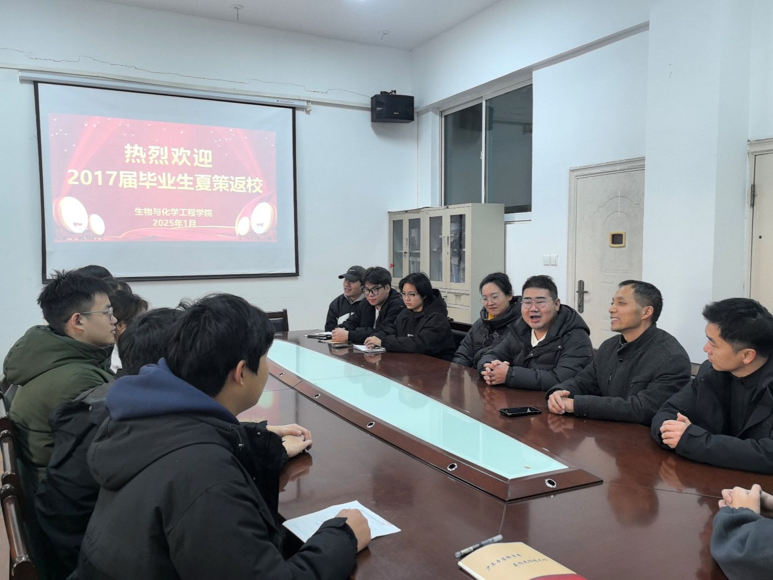 一群人坐在桌子前描述已自动生成