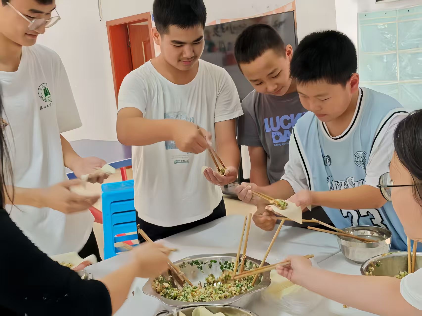 一群男人和女人在切蛋糕AI 生成的内容可能不正确。